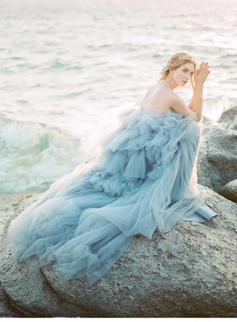 Graceful beach bride in soft shades of blue on Naxos - Hochzeitsguide