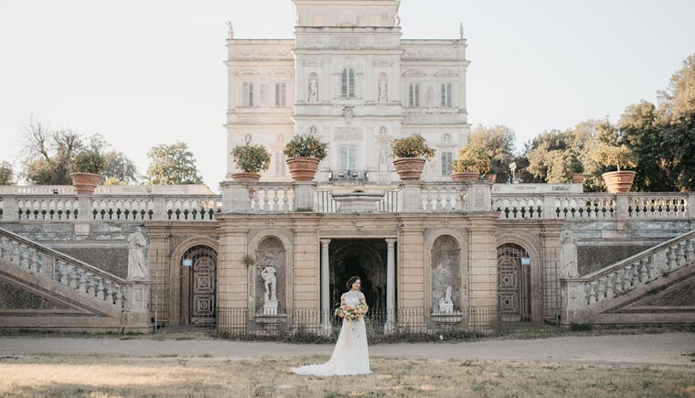 Romantische Braut in der historischen Villa Pamphilj